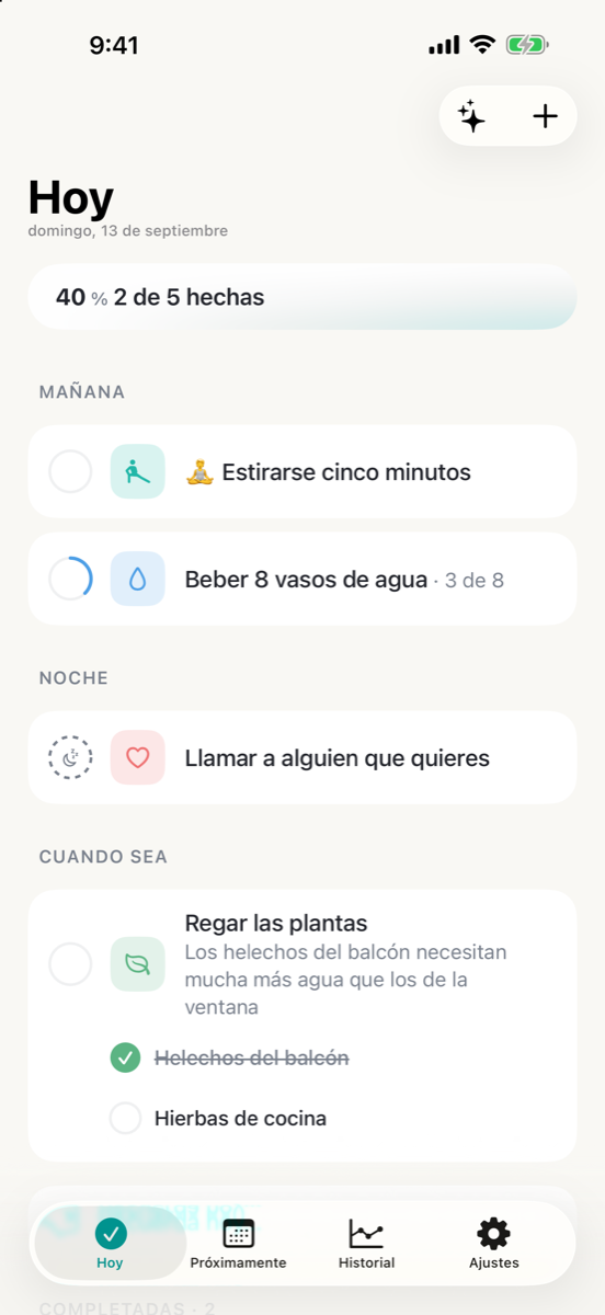 La pantalla Hoy de Consten. Una tarjeta de progreso marca 40 %, 2 de 5 hechas, sobre tareas agrupadas en Mañana, Noche y Cuando sea. Una tarea cuenta vasos de agua y va por 3 de 8, otra es un día de descanso, y otra tiene dos subtareas con la primera marcada.